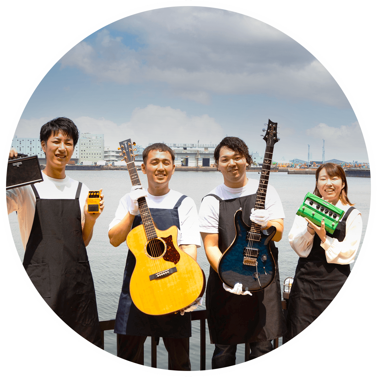 スタッフ一同が楽器を持って笑っている写真