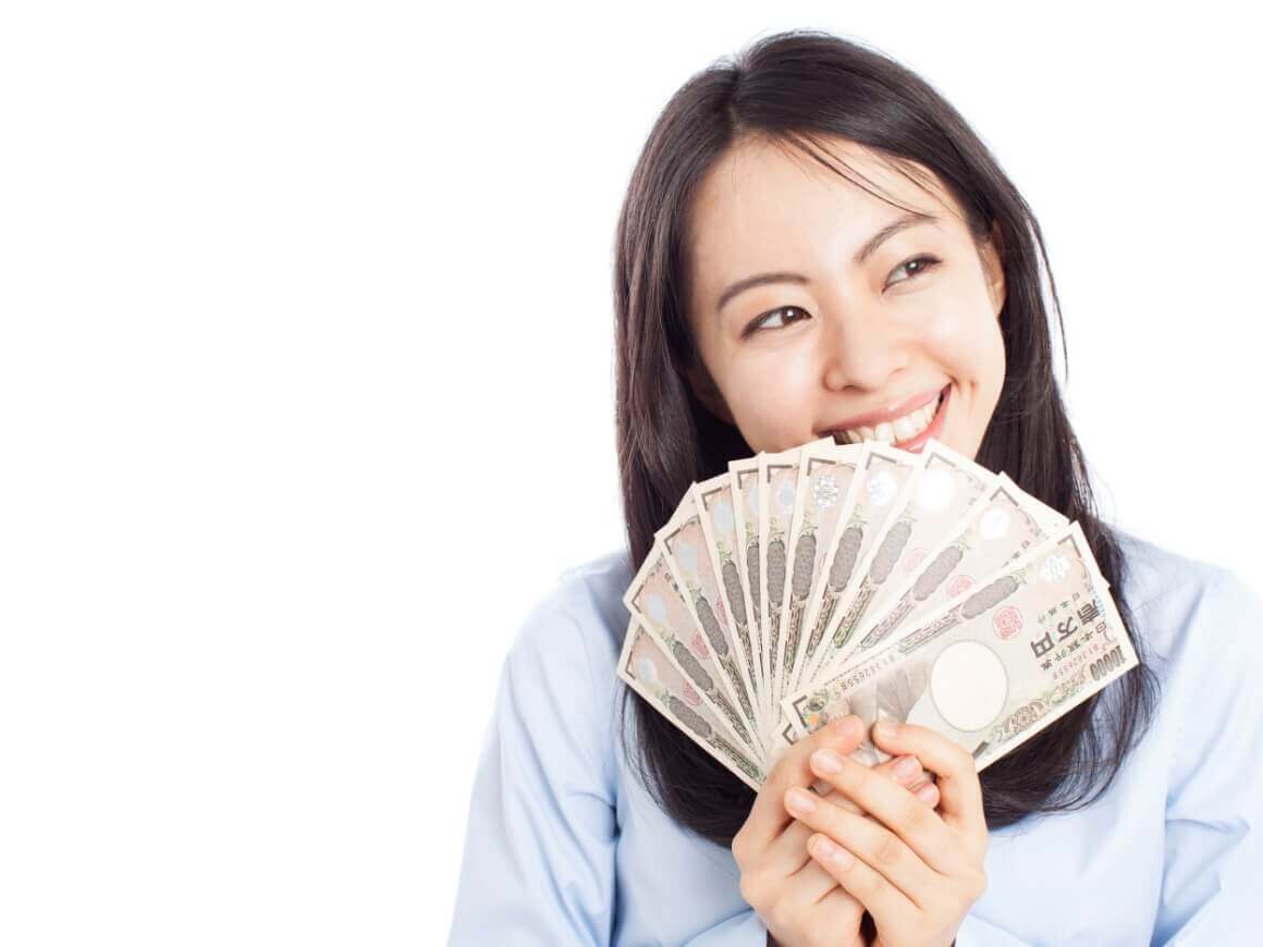 お金を受け取って嬉しそうな女性。