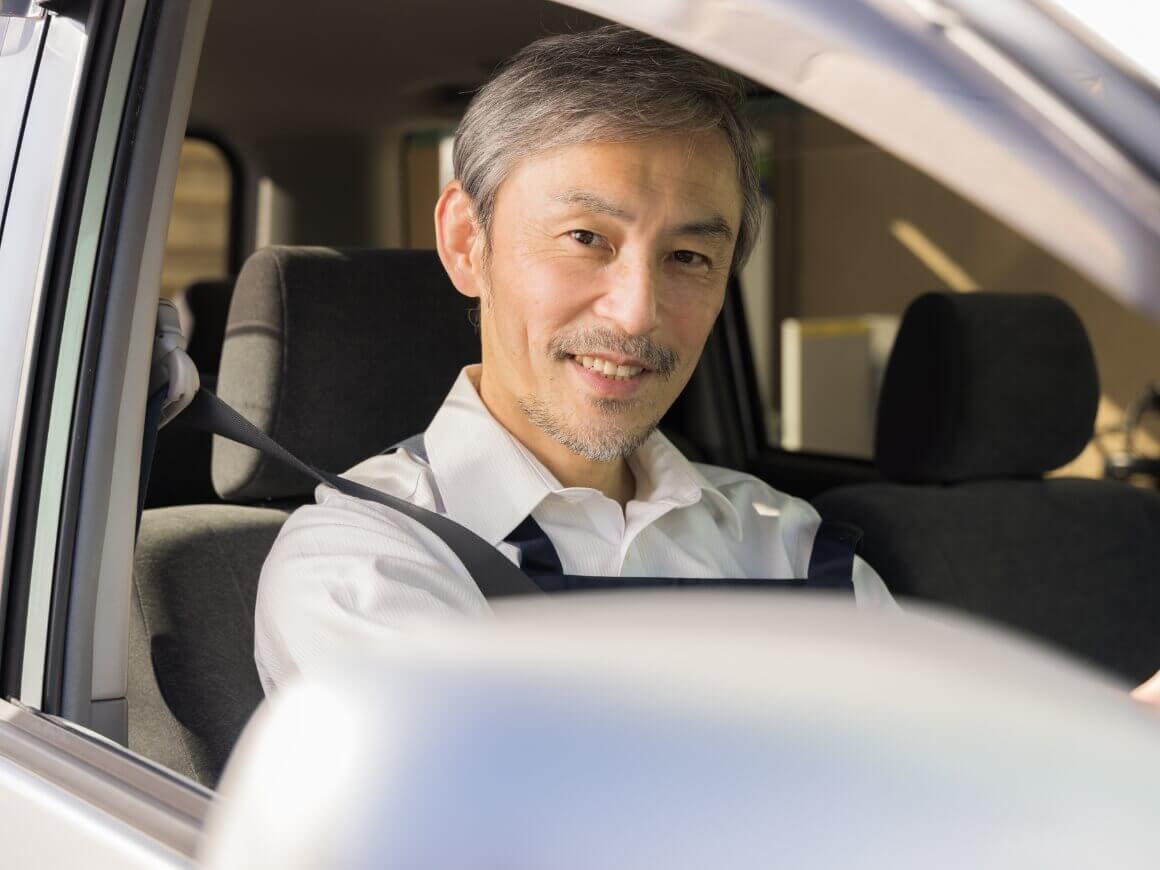 車を運転する店長