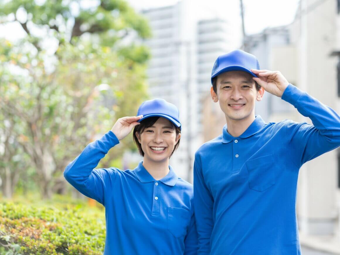 宅配買取をする男女スタッフ